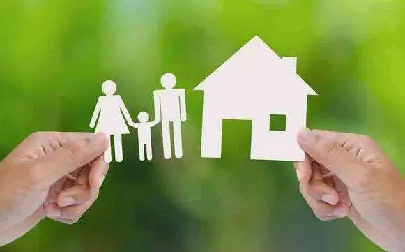 销售场所展示的户型图（模型）、沙盘模型、区位示意图等，应当严格按照规划设计和尺寸比例（标注比例尺）制作，不得采取夸大有利因素或缩小、弱化、隐瞒不利因素等方式制作与规划设计或实际不相符的图标、模型。