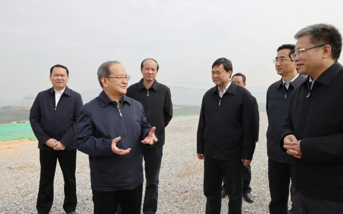 在百色重点开发开放试验区核心区百东新区，鹿心社认真听取试验区建设情况介绍，详细了解项目建设推进情况。黄 克 摄