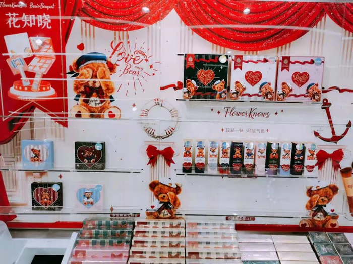 图：WOW COLOUR 店内展示柜（投中网实拍）