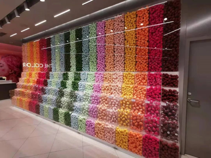 图：THE COLORIST调色师店内的美妆蛋墙（投中网实拍）