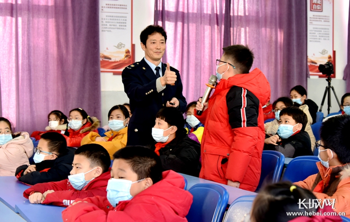 小学生回答问题获税务干部唐国钧点赞。高梦菲 摄