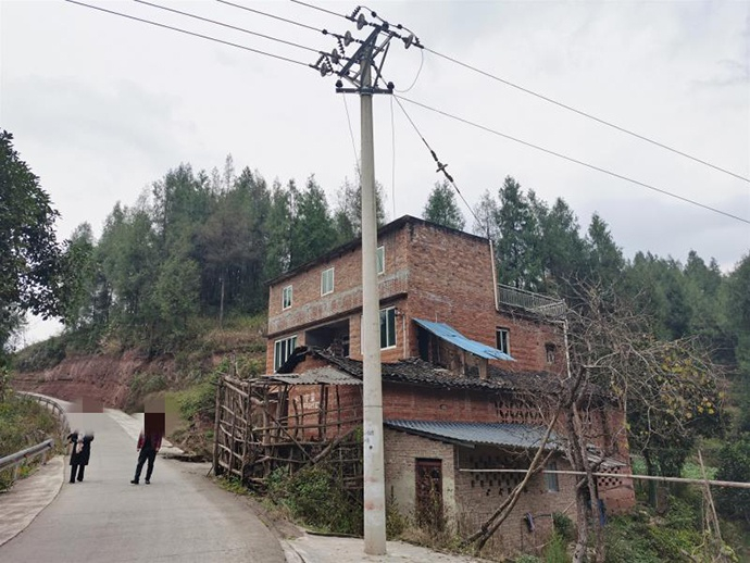  蒋某银、刘某会和两个女儿的家，独门独户坐落在双新河旁。