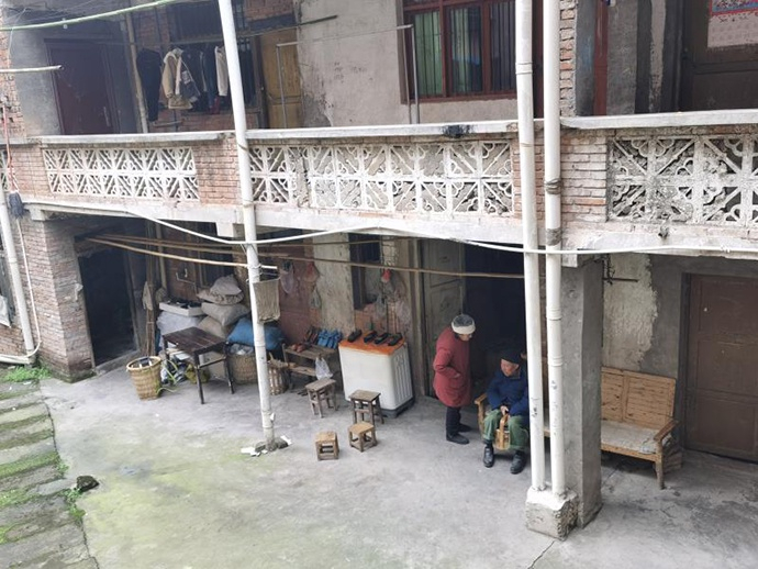  蒋某银刑释后，将龙夏孜老两口赶出家门，两位老人在柏家镇一老旧房屋租住。