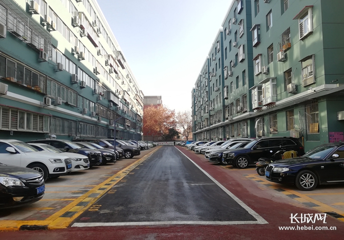 改造后的石家庄裕华区康居东苑小区，新划了车位。长城网记者 路娟 摄