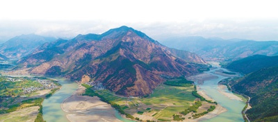 位于云南省丽江市玉龙纳西族自治县石鼓镇的长江江段。 新华社记者 胡 超摄