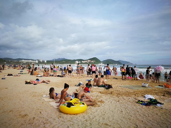 三亚市的大东海景区吸引了许多俄罗斯游客。澎湃新闻记者 朱远祥 资料图