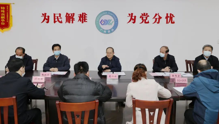 鹿心社在田东县委县政府信访局接访群众，现场协调解决村屯没有排污排水设施问题。黄克 摄