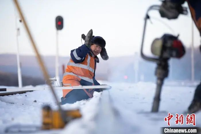  资料图：哈铁工作人员在巡查线路。哈铁提供