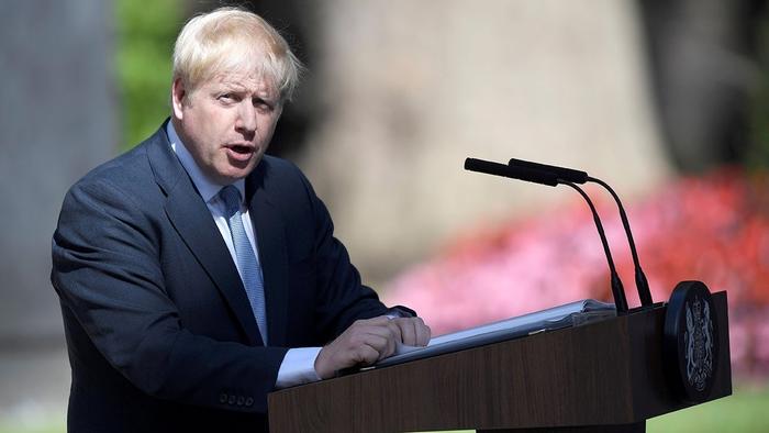 △2019年7月24日，鲍里斯·约翰逊首次作为英国首相发表演讲，演讲中约翰逊对达成“更好”的“脱欧”协议进行了说明。（图片来源：《电讯报》）