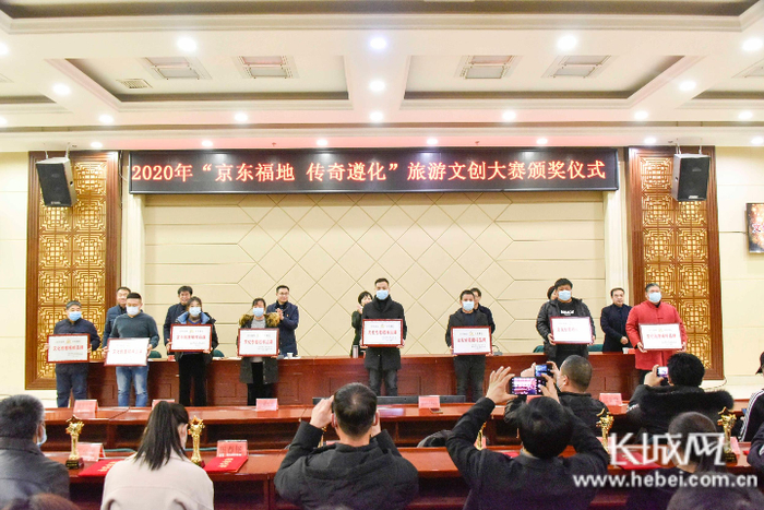 文创产品获奖企业和个人代表上台领取奖牌。 张旭 摄