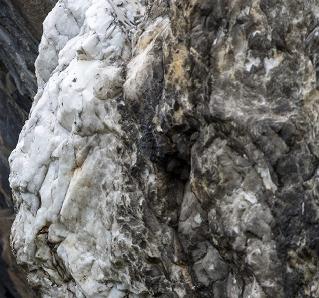 　　现在，每吨石英售价高达10000美元。斯普鲁斯派恩的采矿业每年收入可达3亿美元。用机器和炸药从地下提取的岩石被放入破碎机，以产出