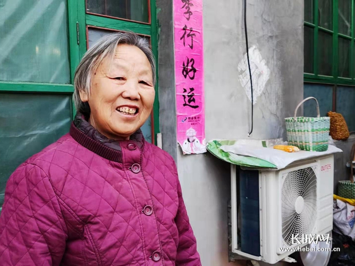 赵风英向记者介绍电取暖设备。长城网记者 董达 摄