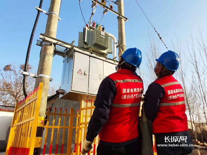 国网临城县供电公司员工在灰卜村对电力设备进行安全检查。长城网记者 董达 摄
