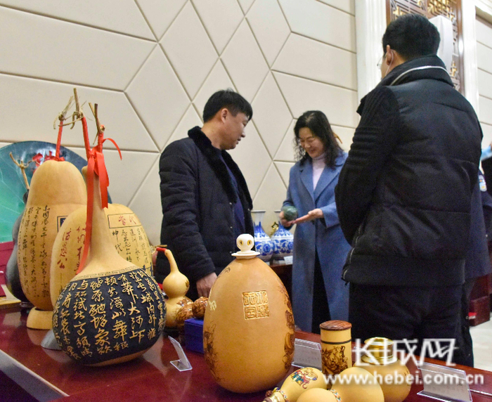 文创产品创作者向参观者介绍自己的作品。 张旭 摄