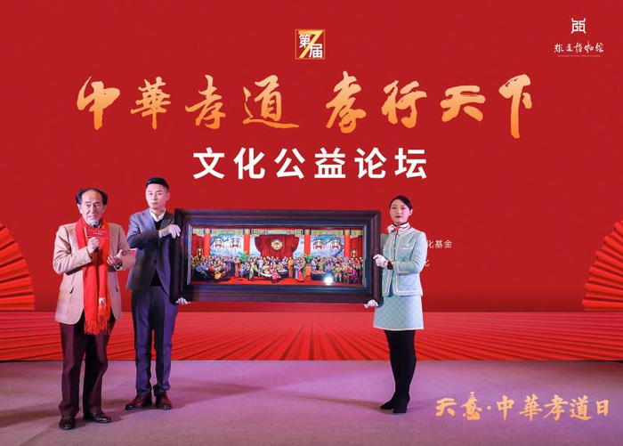 刘宇一展示代表作《初春》瓷板画