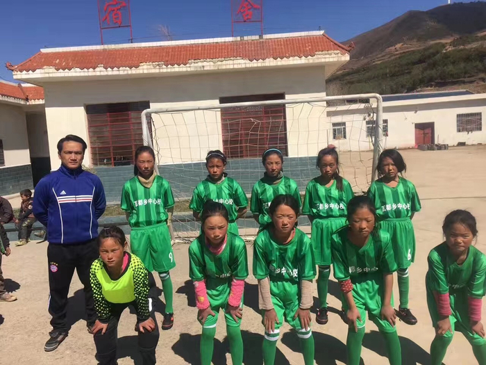 △阿凉子拉校长和学生