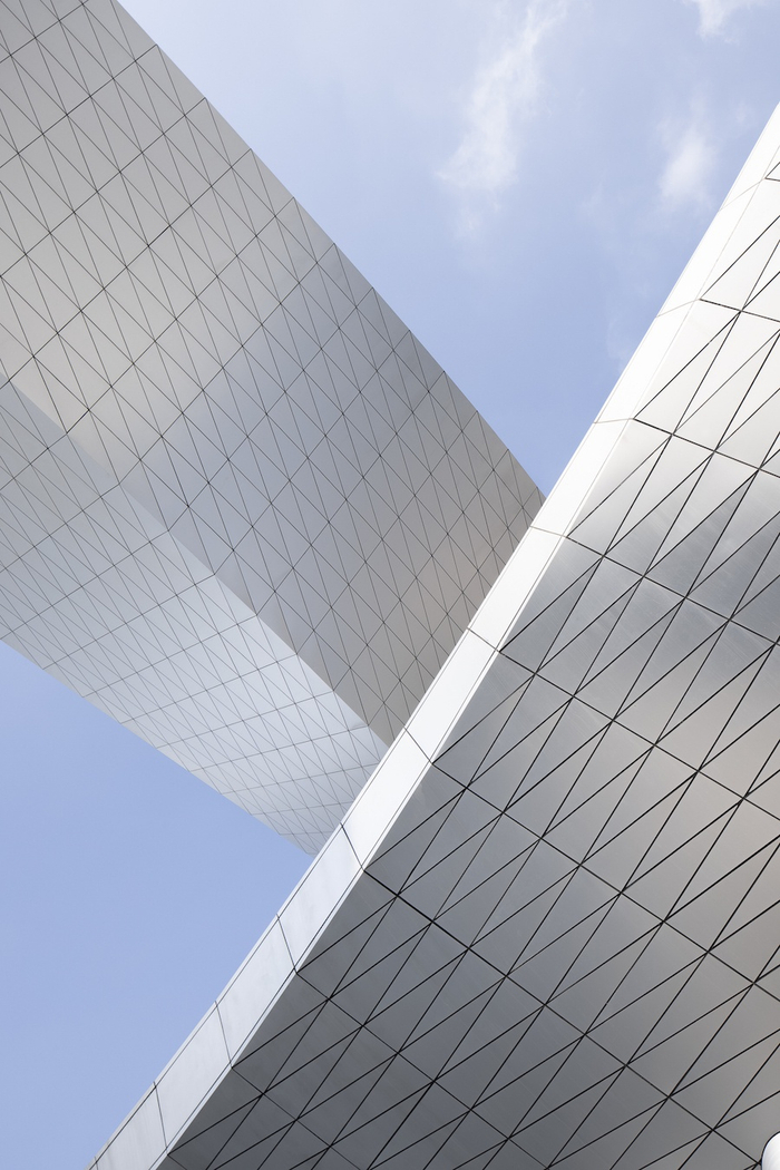 高低两条钢结构交织成极具标志性的建筑特征