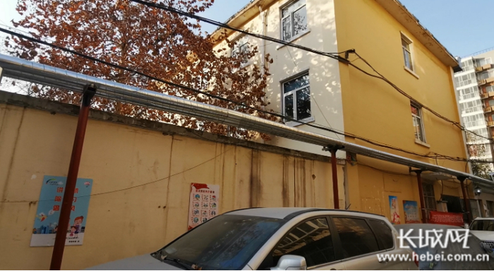 改造后的地震局宿舍供暖管道。长城网记者 周黎燕 摄