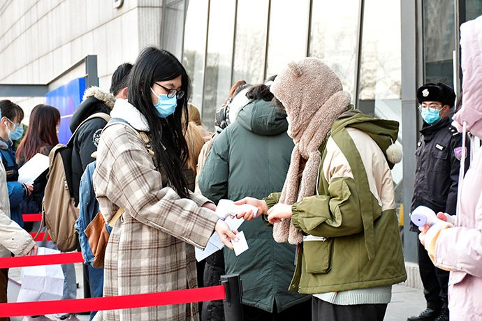  26日早上，清华大学考点考生测温入场。清华大学 供图