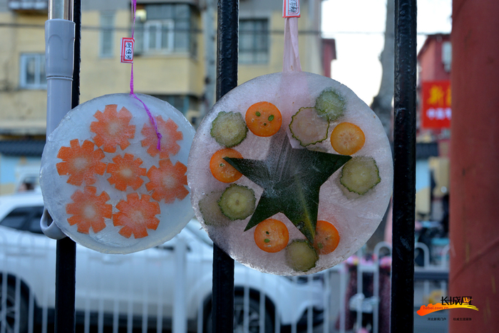 孩子们和家长制作的具有独特风格的冰灯。