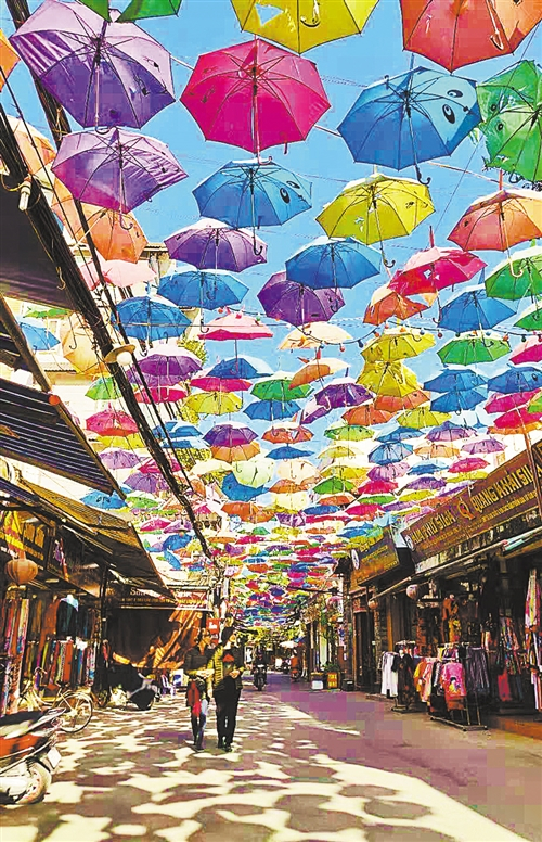  河内市河东郡万福丝绸村街景。 本报记者 赵 青摄