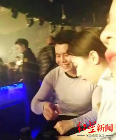 ↑网传吴谢宇在重庆酒吧与人喝酒的画面