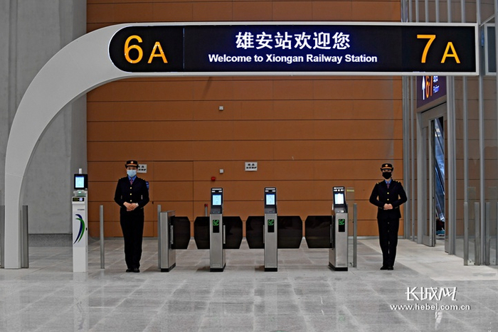 京雄城际铁路雄安站候车大厅一角。