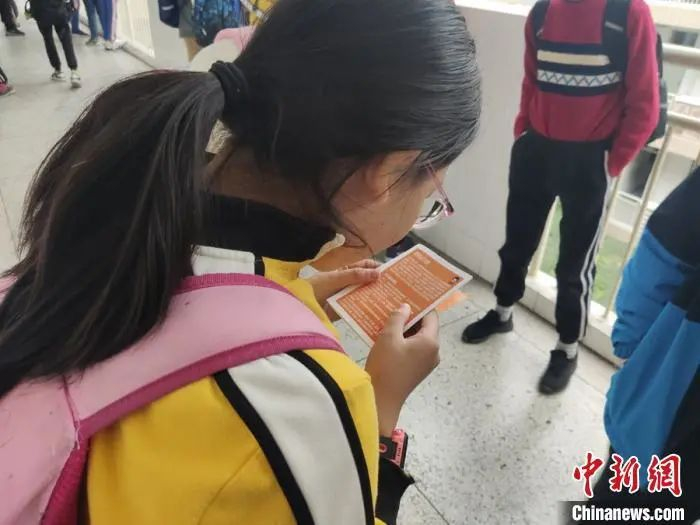 资料图：儿童防性侵课程走进福州市某小学，图为同学们在仔细地翻看《防性侵手册》。林玲 摄