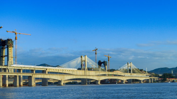 ▲ 动车组列车通过乌龙江特大桥