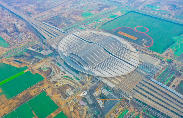 ▲中国中铁建工集团在施工中运用清水混凝技术，通过石子、沙子、水泥配比的不同，在保证强度的前提下，让混凝土结构梁柱呈现出自然的“高级灰”，建成后表面基本不再进行修饰。