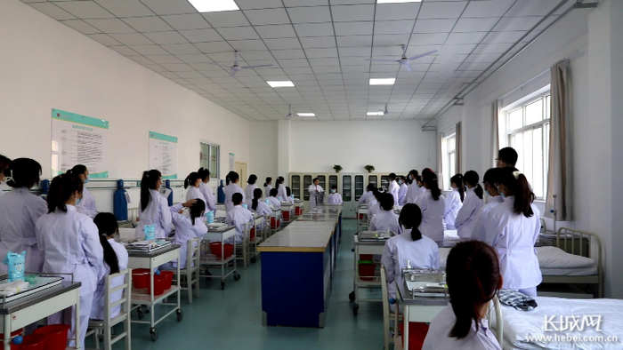 河北女子职业技术学院家政服务与管理专业的实训课堂。