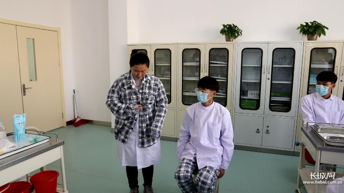 老年照护演练。