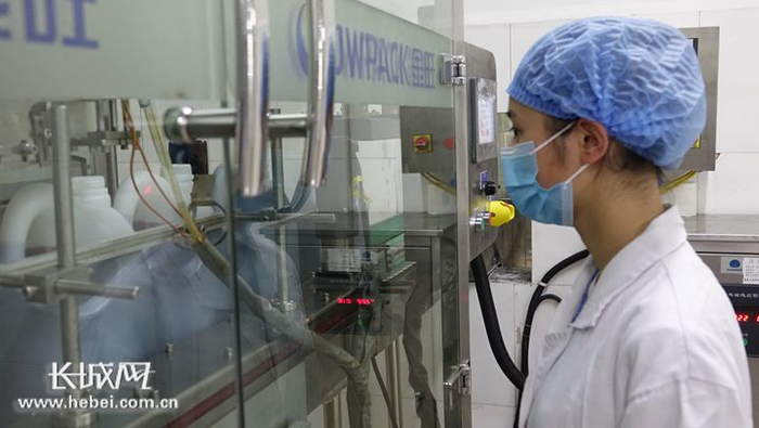 晨光生物公司天然色素灌装车间工作人员。长城网记者 吴新光 摄
