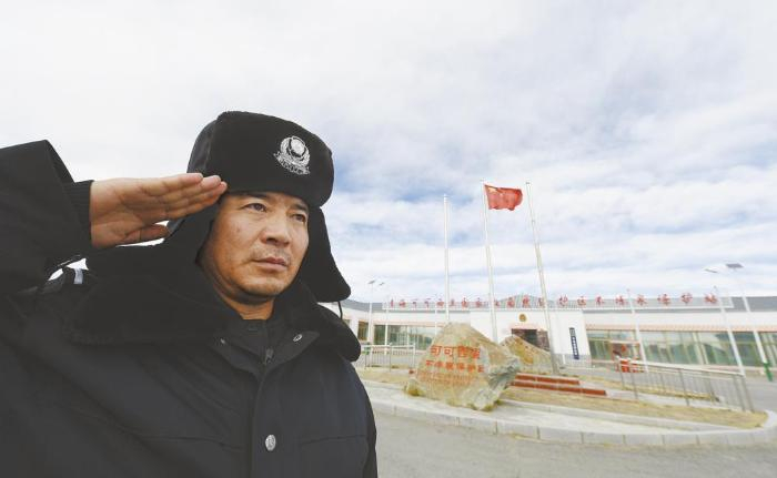 用坚守镌刻忠诚，因为对这片土地爱得深沉　图为可可西里管理局不冻泉保护站副站长孟克