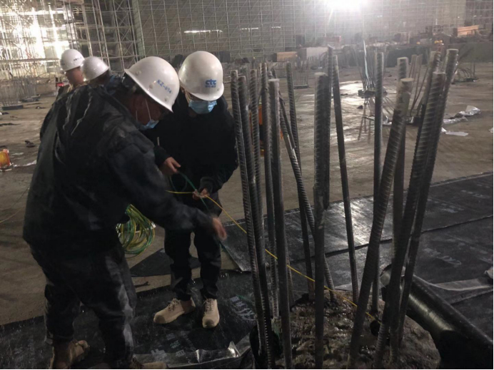 ▲中国建材集团以优质建材助力京雄城际铁路建设，更用先进的检测设备、规范的检测方法，对雄安站配套设施项目提供检测服务。