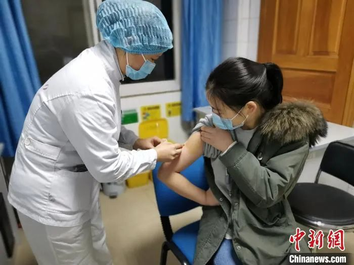 佘沙出发前注射胸腺肽，增强免疫力。　钟欣 摄