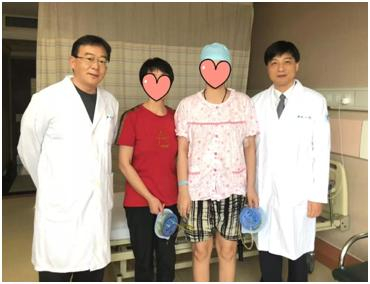 梁廷波教授（右）吴国生教授（左）与母女合影。受访者供图