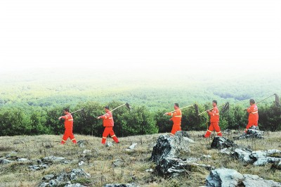 贵州威宁县观风海镇沙子坡林场的护林员在林区进行火险巡查新华社发