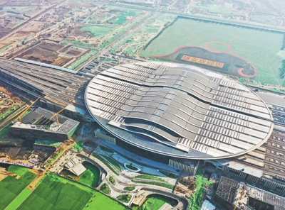 12月27日的雄安站，迎来从北京出发的复兴号动车组列车。　　人民网记者 翁奇羽摄