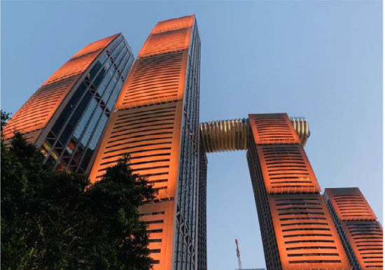 这座地标建筑在傍晚给人的视觉冲击。