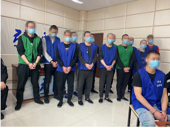 　　2020年4月26日，乌海市海南区人民法院通过互联网形式，对吕舜等27名被告人涉黑案依法宣判。图片来源：海南区人民法院微信公众号