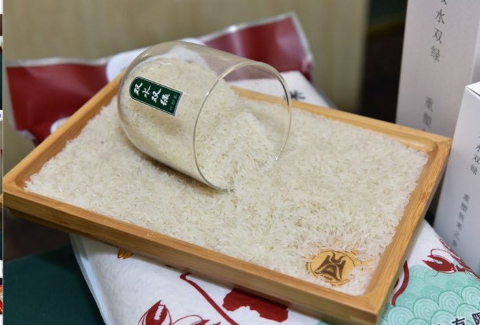 ▲“双水双绿”虾稻米展示图