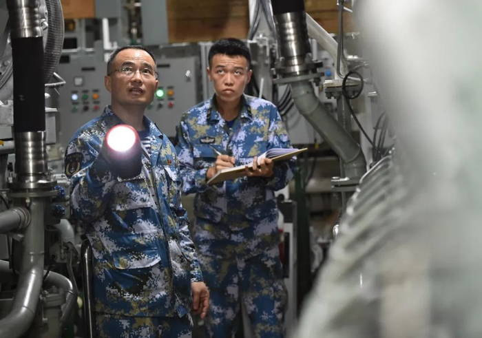 ▲带领班员检查管路