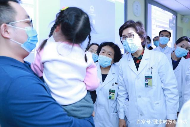 张抒扬院长（右一）带领北京协和医院医生们对小雅进行会诊。曹子豪摄 