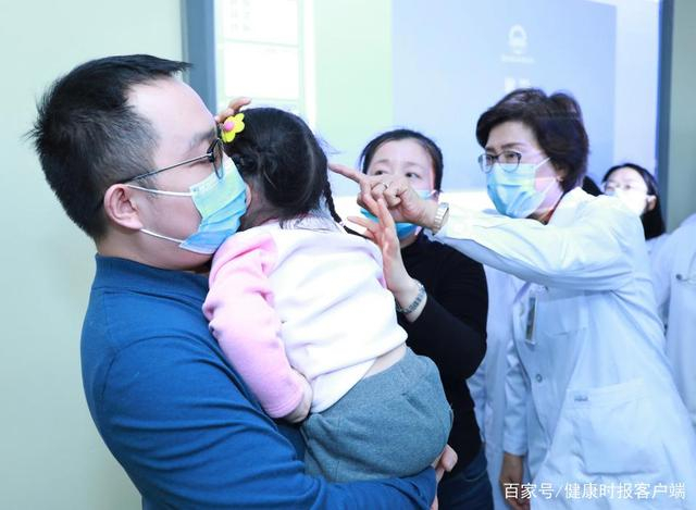 张抒扬院长与同事对病例进行讨论。 曹子豪摄