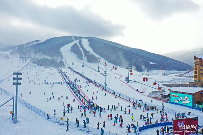 色彩斑斓的太舞滑雪场。长城网记者郭硕 摄 