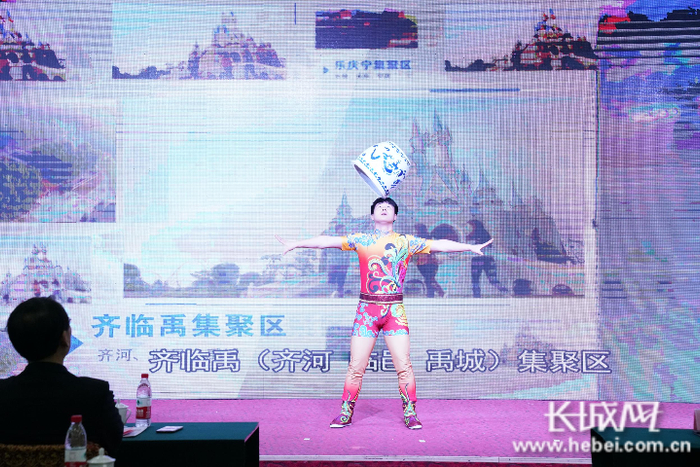 推介会现场杂技表演。长城网记者 胡竞文 摄