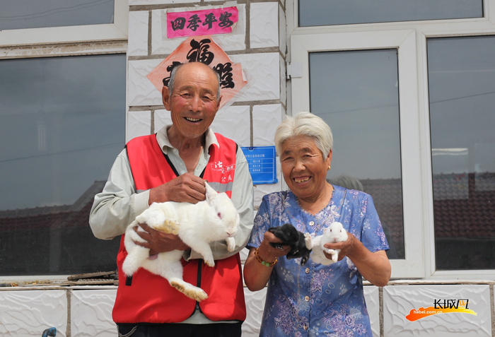 屈有财（左）与老伴。