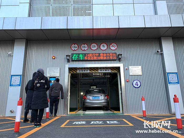 在唐山市人民医院立体停车楼，车主正在停车。长城网记者 邢丁 摄