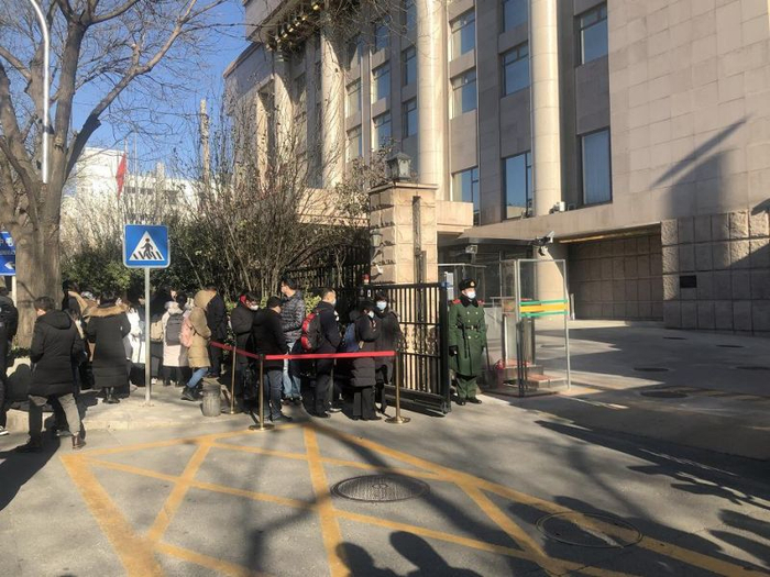 （图为PD-1国家医保谈判当日，药企排队入场 崔笑天/摄）